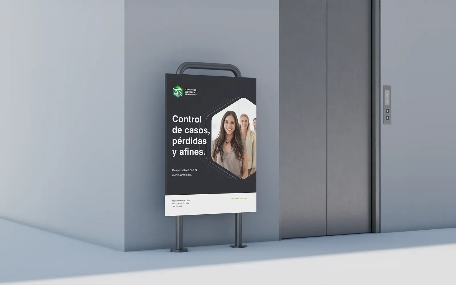 Cartel de pie de 3S Soluciones junto a la entrada de un edificio