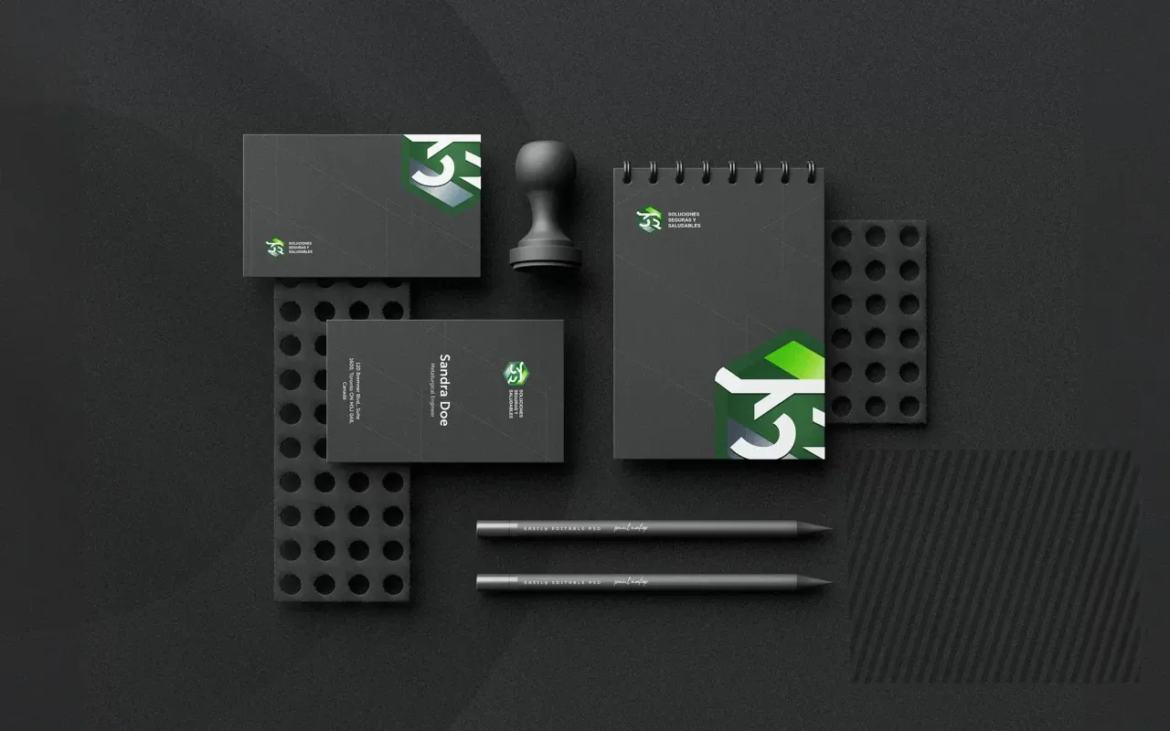 Papelería corporativa de 3S Soluciones: tarjetas de visita, libreta, sello y lápices en negro y verde