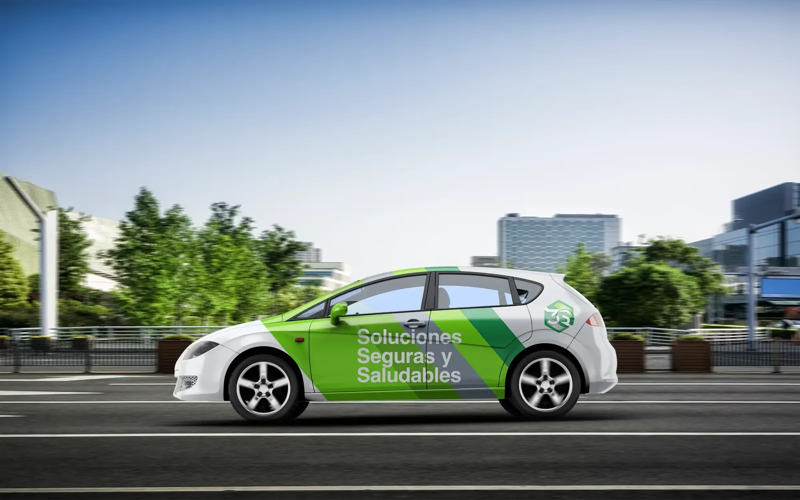 Coche rotulado con la marca de 3S Soluciones: "Soluciones seguras y saludables"