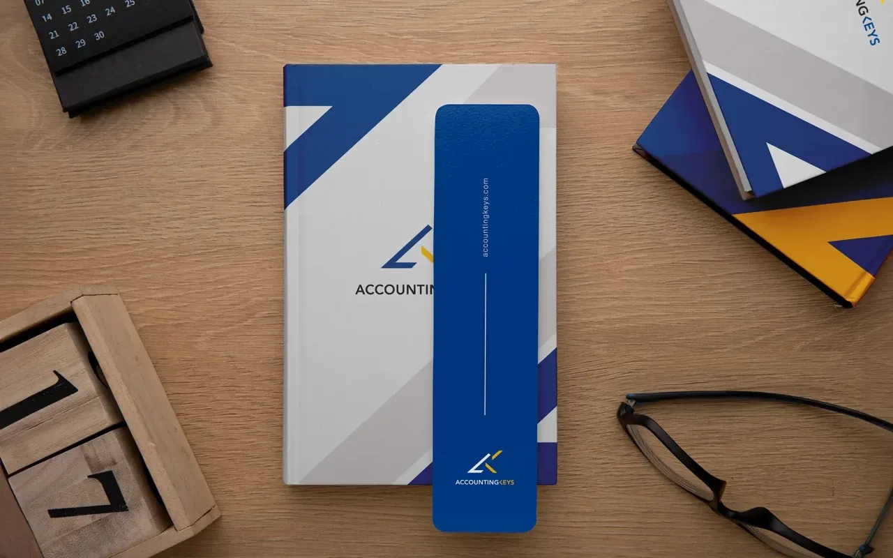 Agenda corporativa de Accounting Keys sobre una mesa de madera