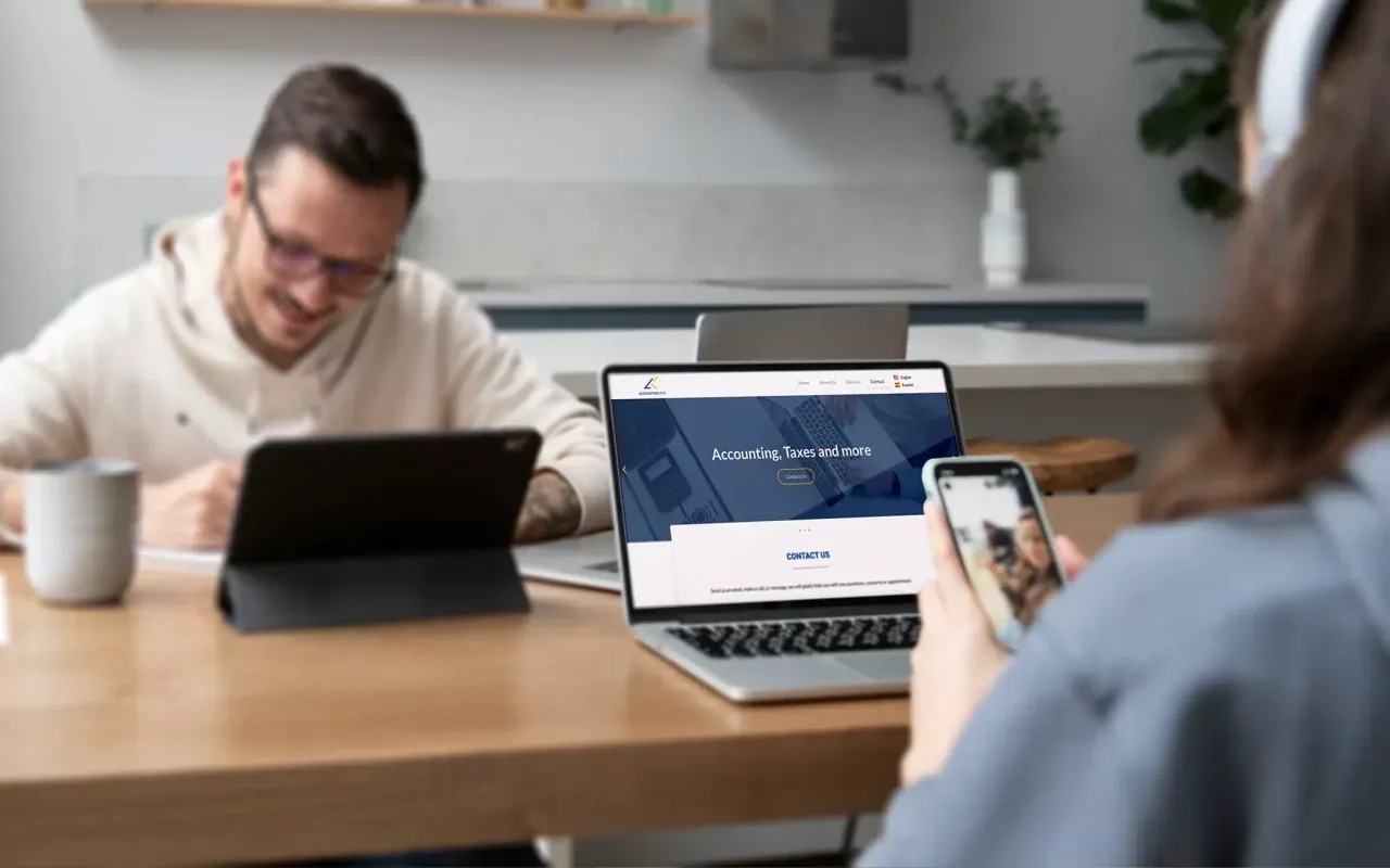 Página web de Accounting Keys en un portátil, en una oficina con clientes