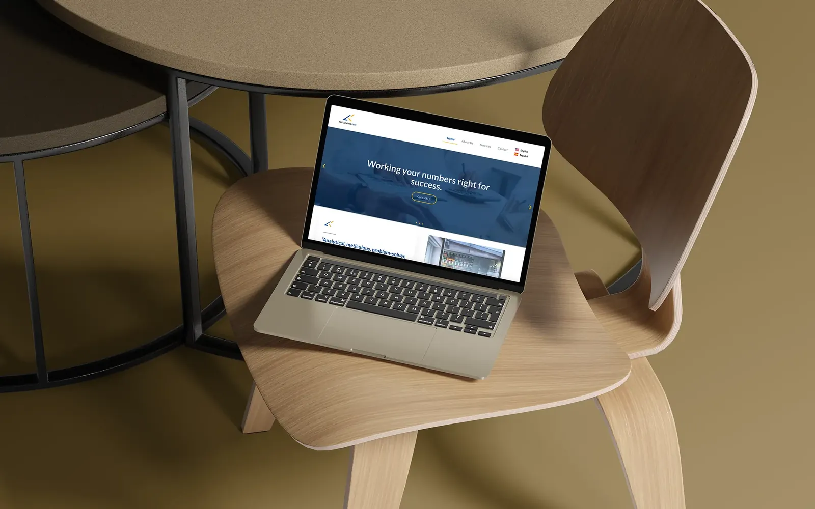 Página web de Accounting Keys en un portátil sobre una silla de madera