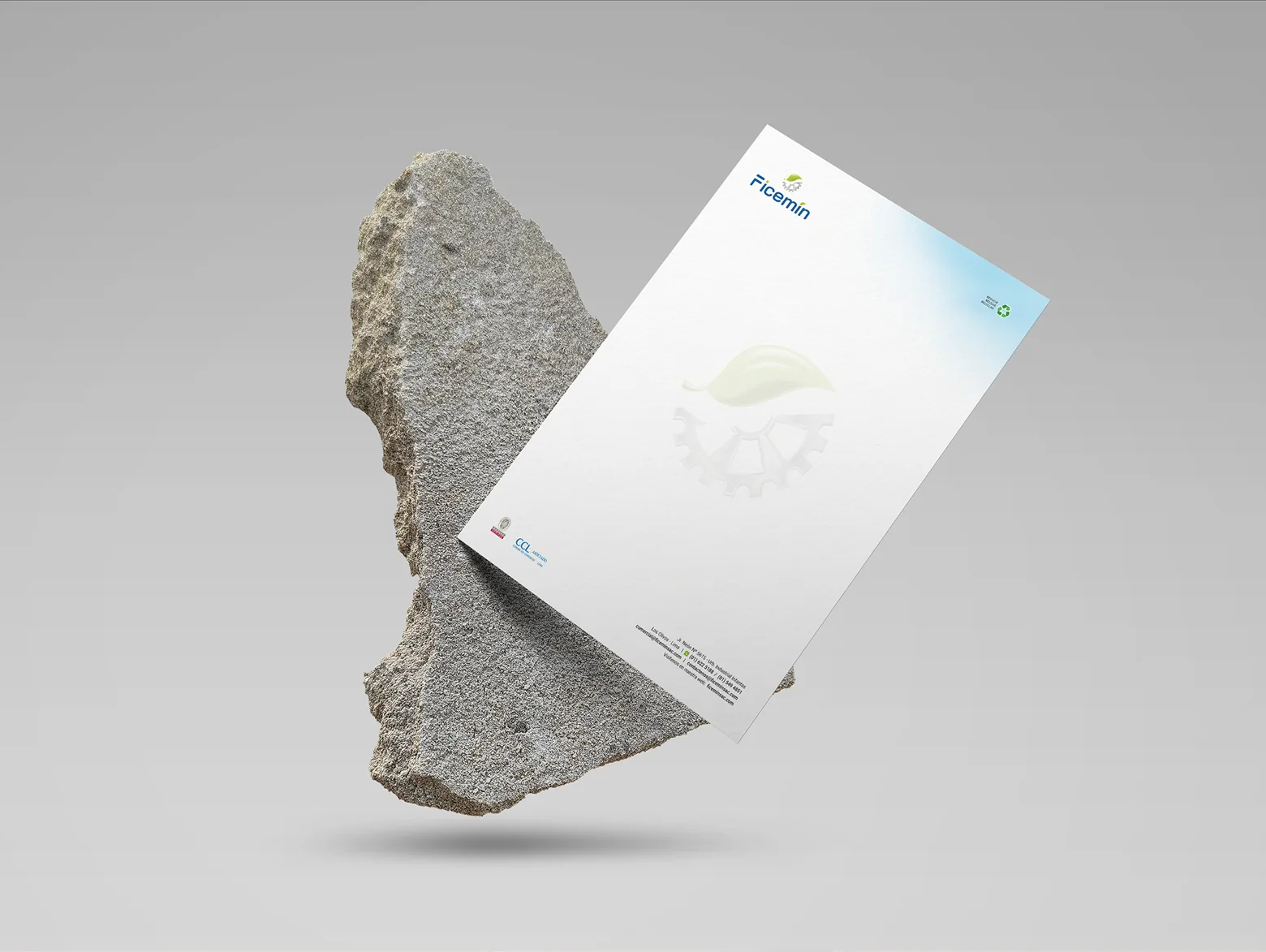 Hoja membretada de Ficemin apoyada en una piedra