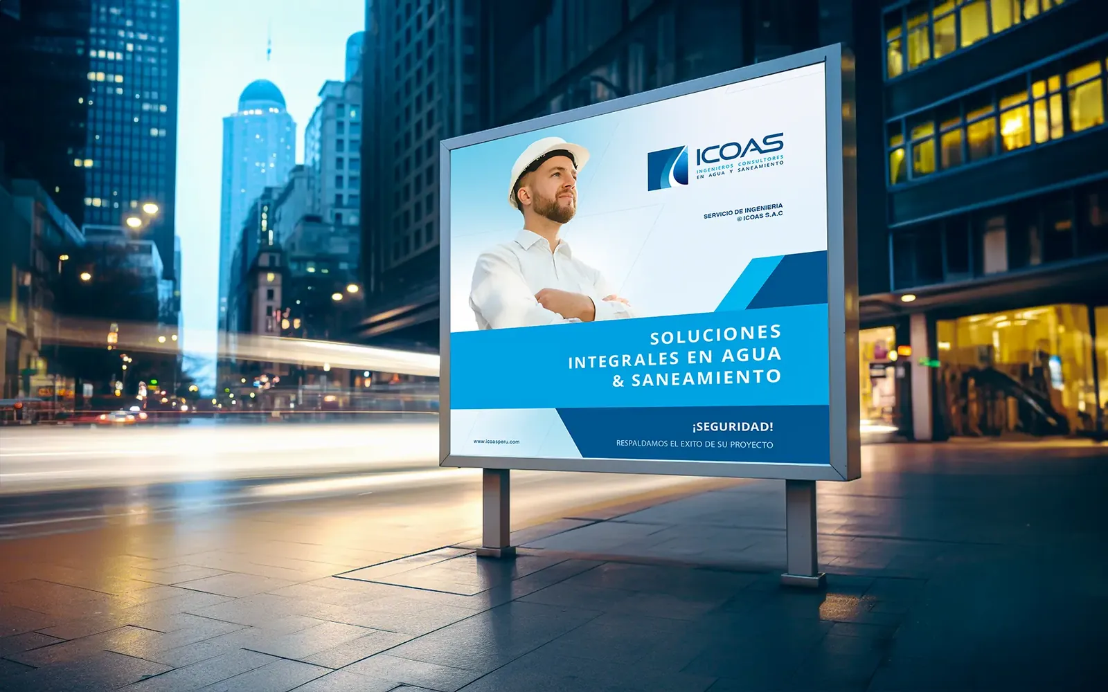 Valla publicitaria de Icoas "Soluciones integrales en agua y saneamiento" en una calle de la ciudad
