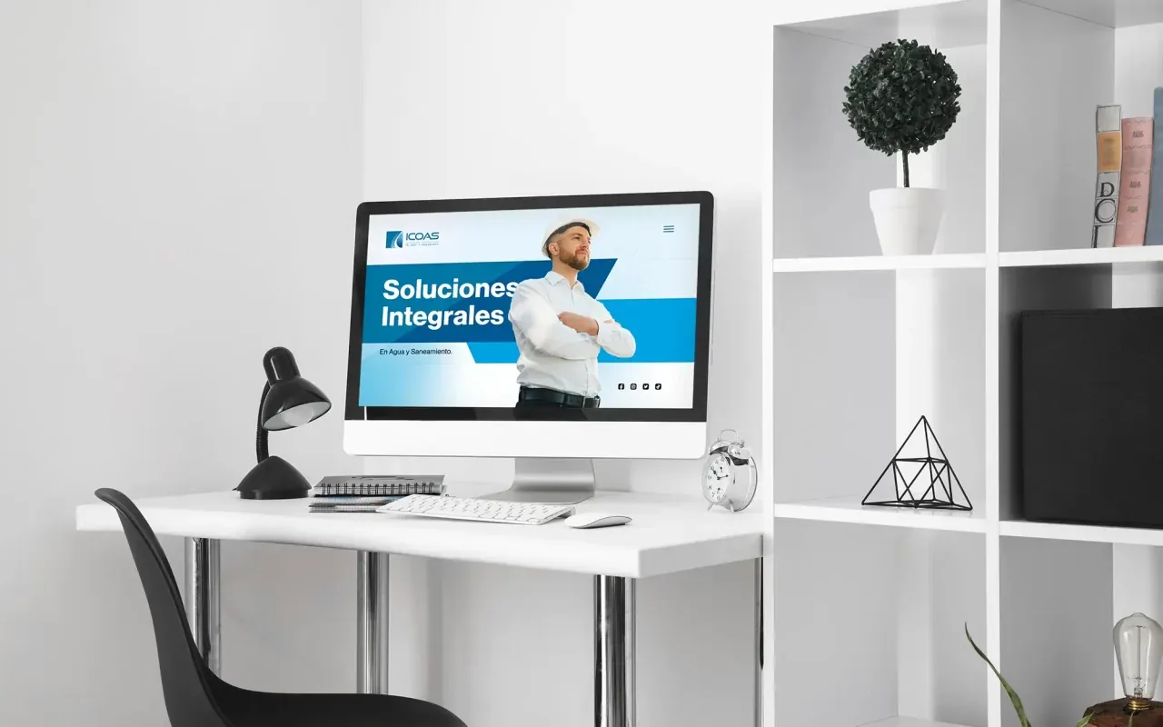Página web de Icoas "Soluciones integrales" en un monitor de escritorio