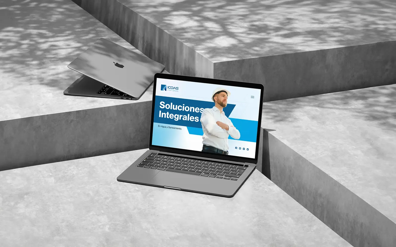 Página web de Icoas en un portátil sobre hormigón
