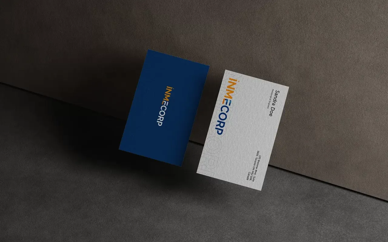 Tarjetas de visita de Inmecorp en azul y blanco sobre fondo gris