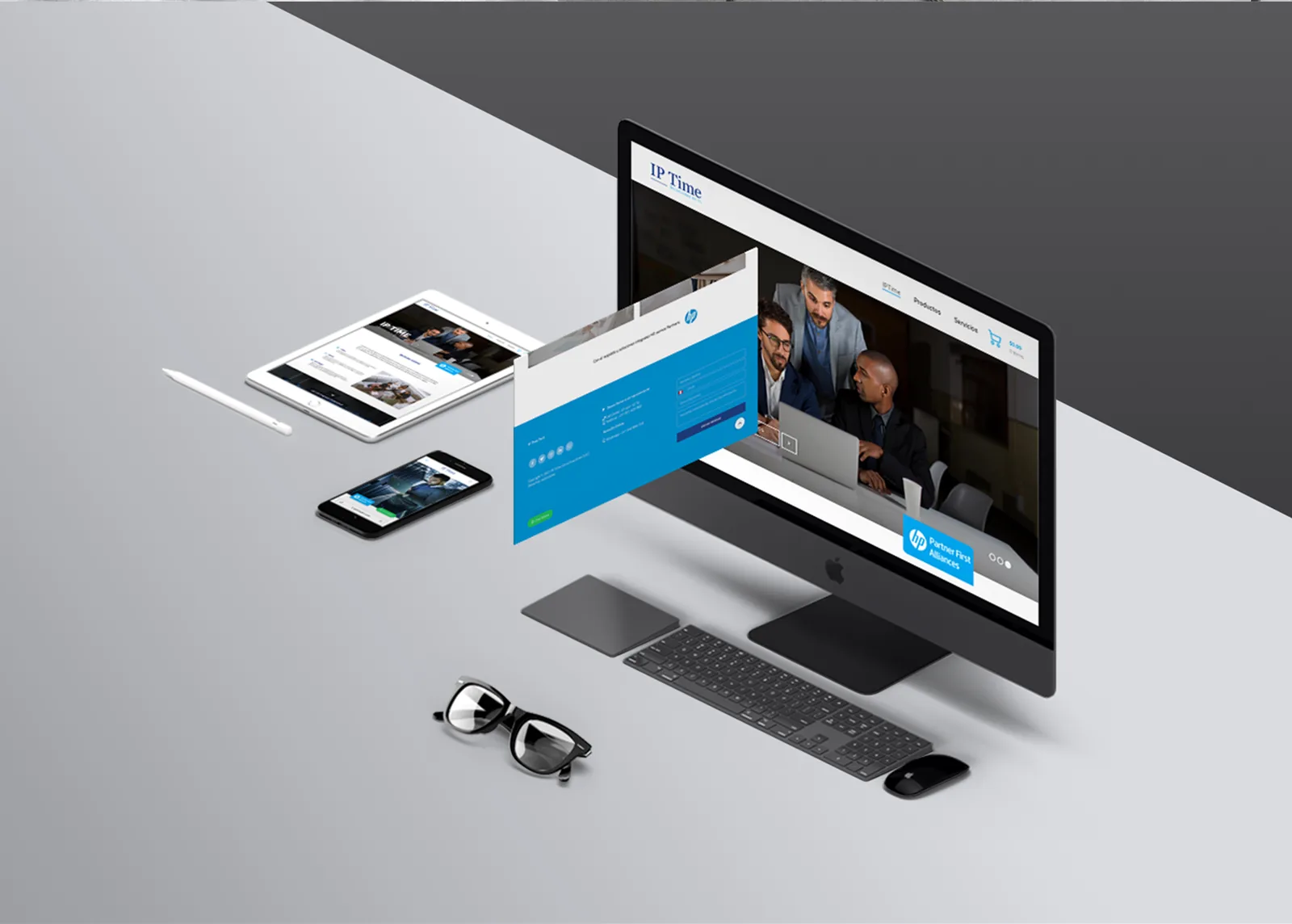 Página web de IP Time en monitor, tablet y móvil sobre una mesa gris