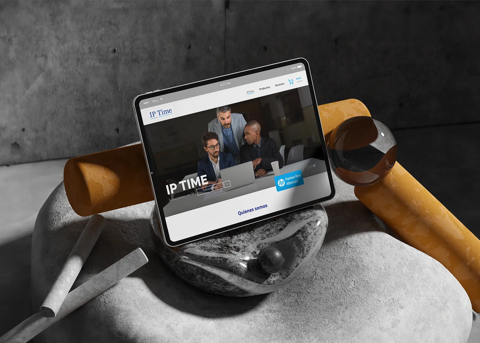 Página web de IP Time en una tablet apoyada en una piedra