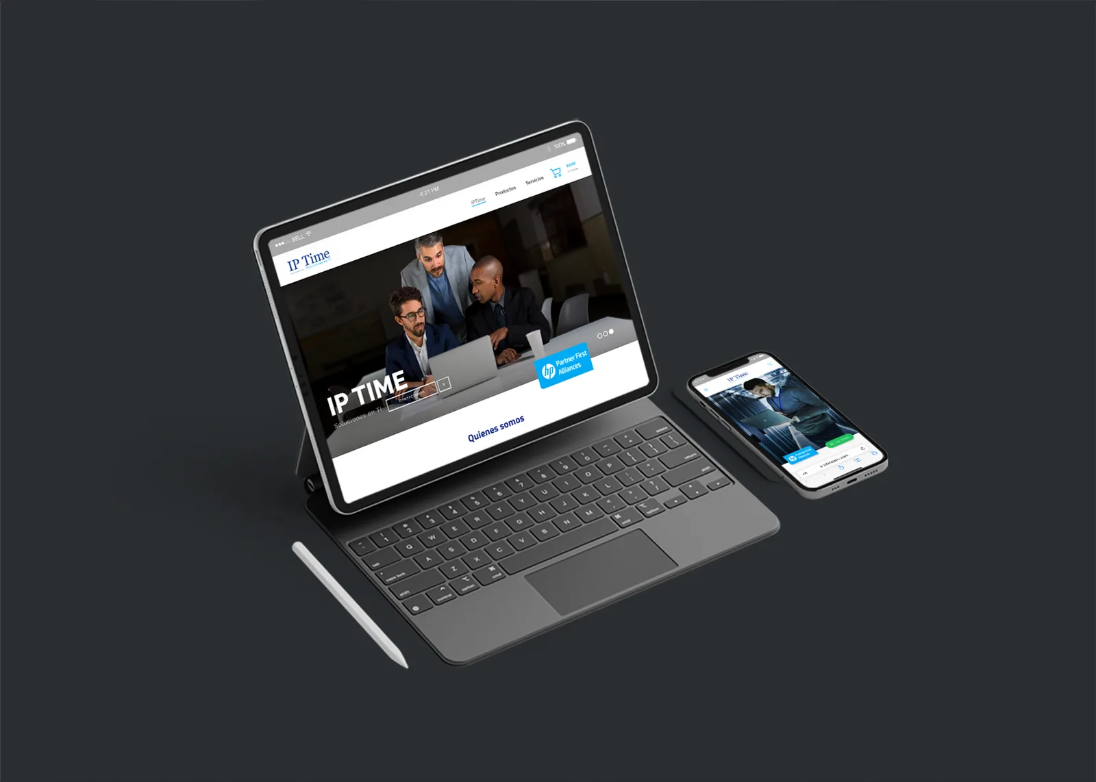Página web de IP Time en una tablet con teclado y en un móvil sobre fondo oscuro